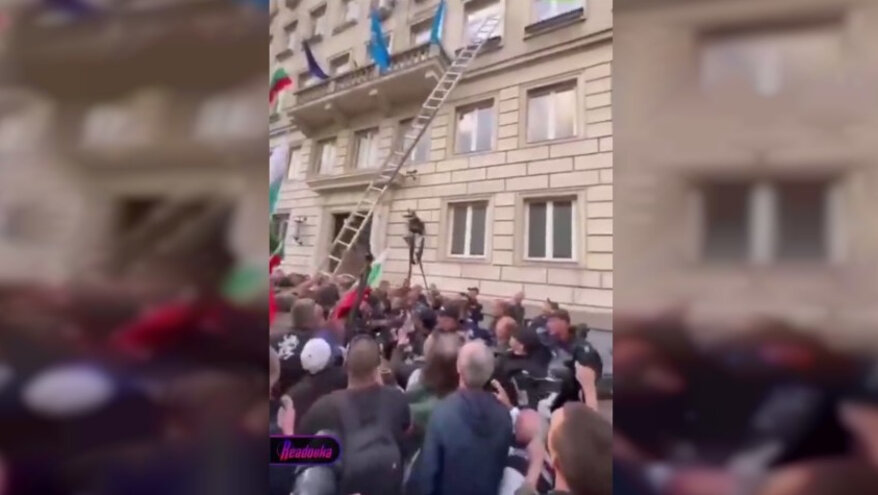 Angry Bulgarian activists tried to tear down the Ukrainian flag from Sofia City Hall