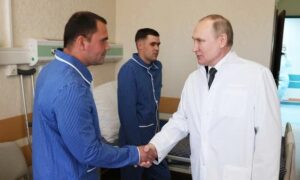 Putin visits wounded fighters in hospital