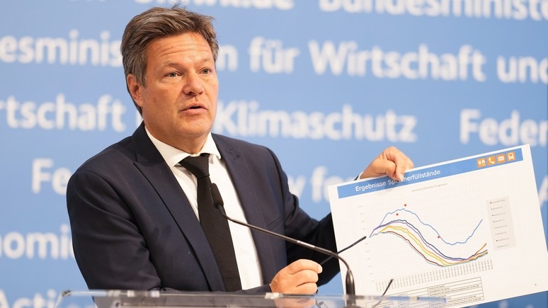 Focus: Economy Minister Sets an Example for Germans by Taking a Shower for Less Than Five Minutes