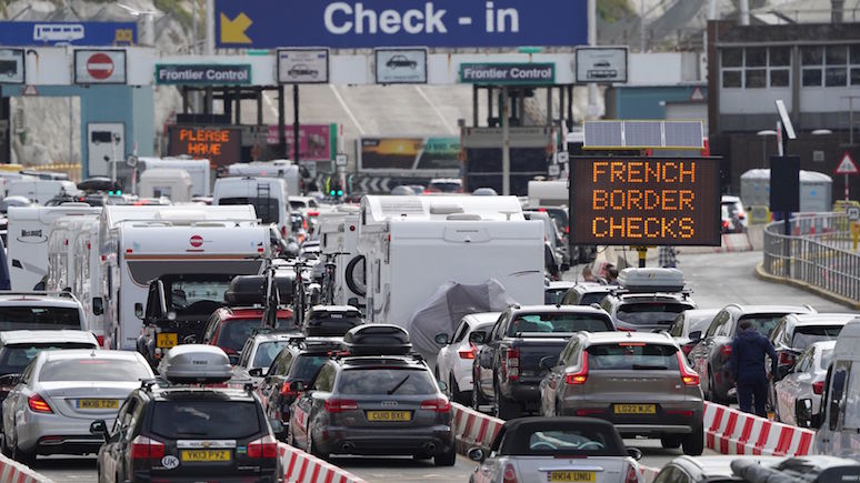 DM: ‘Treated Worse than Cattle’ – Britons Queue for Hours at Passport Control to Get to France