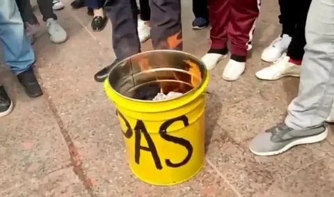 Protesters in Chisinau burn bills singing “Change” by Tsoi