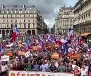Parisians claim Macron’s resignation