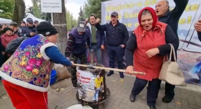 “Squeeze out Sandu!”: Protesters Break Through to the Presidential Administration in Chisinau