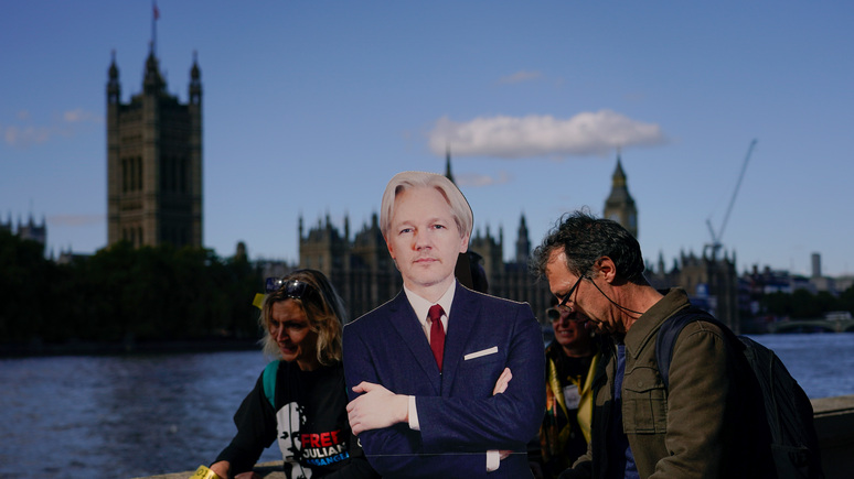 “We See His Physical Decline” – Assange’s Brother Told About His Health Condition in  British Prison