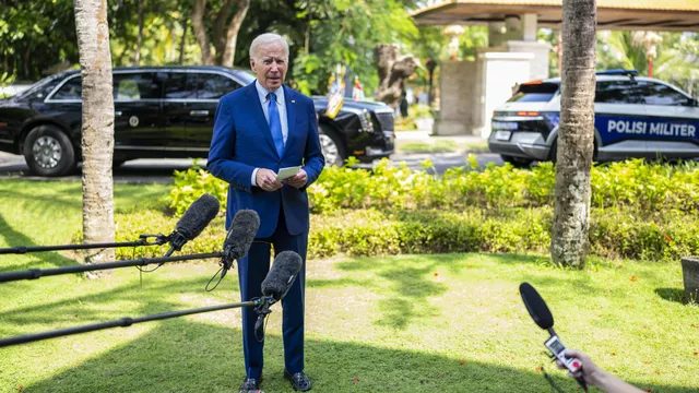 “Wanted to Touch My Arms”: Russian Cameraman Told About Meeting with Biden