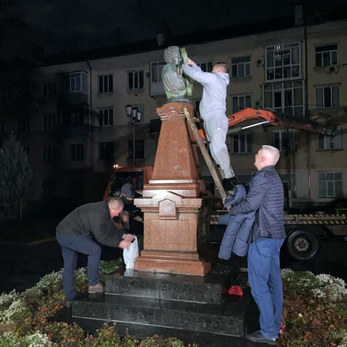 Pushkin’s Bust Killed an Ukrainian During the Demolition of the Poet’s Monument in Zhytomyr