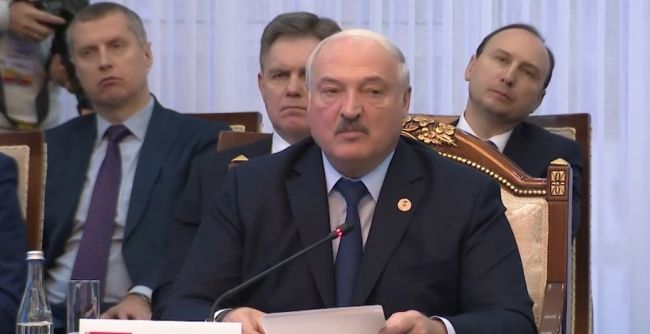 Lukashenko Called Merkel Vile and Advised Her to Sit Tight