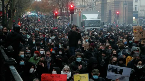 Protests in Paris against arms supplies to Ukraine