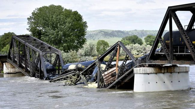 Train Falls into River Due to Bridge Collapse in US